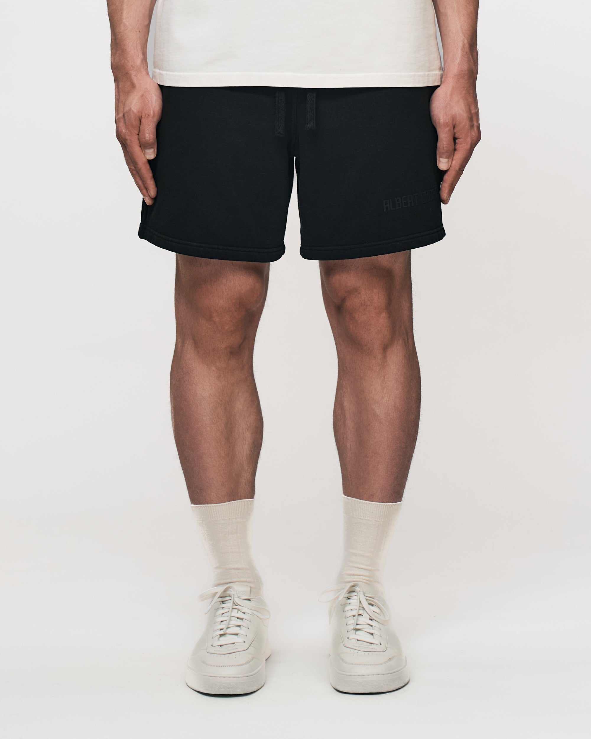 Model is 178cm and 78kg wearing size M